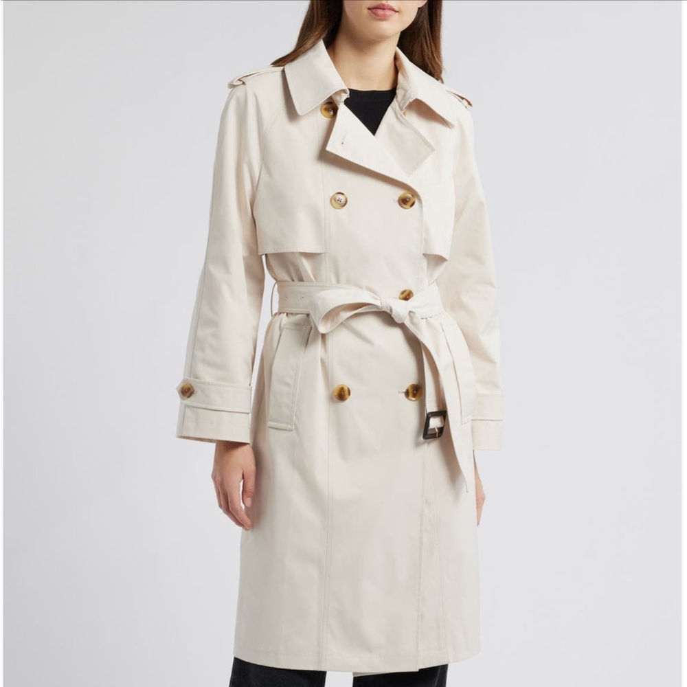 BCBG Max Azria
Water Resistant Double
Breasted Belted Trench